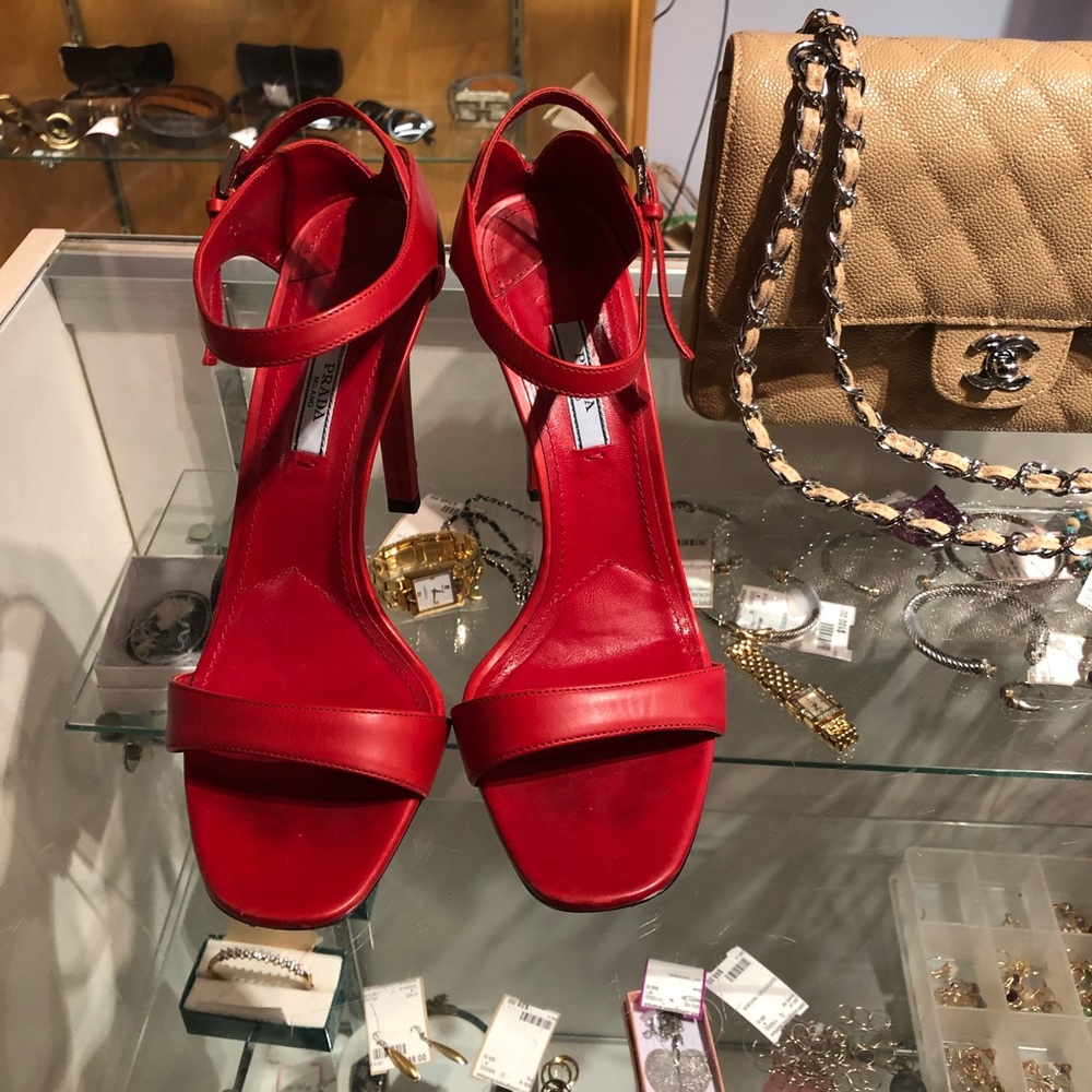 🔥PRADA🔥 Super sexy red perfect for any date or step up any skirt or pantsuit!